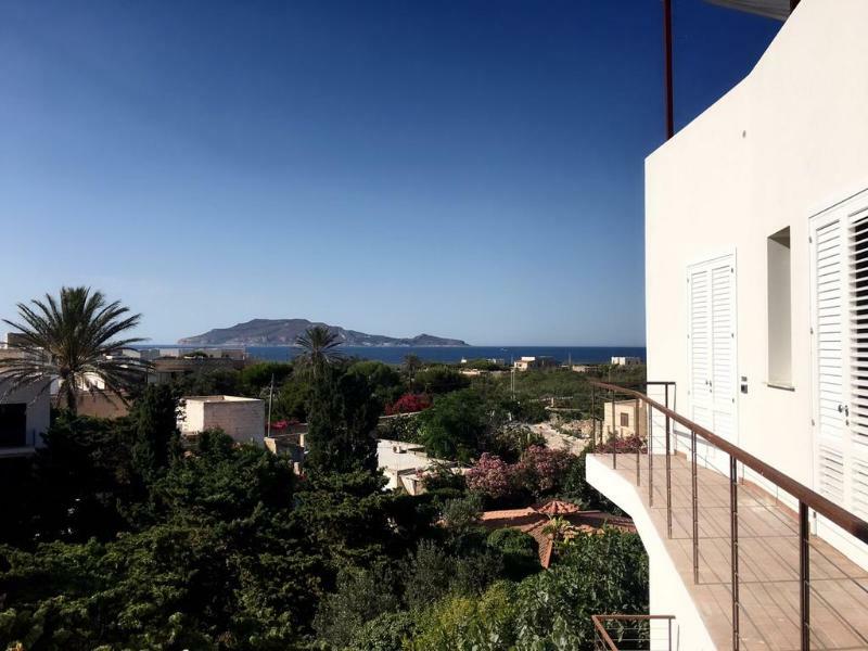 Tra Le Nuvole Apartment Фавиняна Екстериор снимка